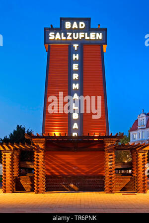 Graduazione illuminato tower con scritte in blu ora, in Germania, in Renania settentrionale-Vestfalia, East Westfalia, Bad Salzuflen Foto Stock