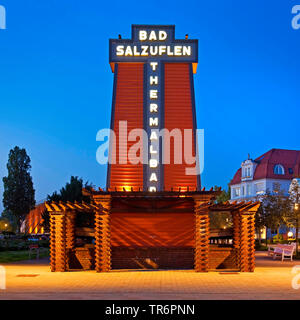 Graduazione illuminato tower con scritte in blu ora, in Germania, in Renania settentrionale-Vestfalia, East Westfalia, Bad Salzuflen Foto Stock