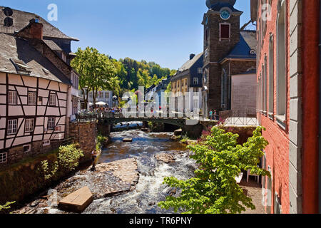 Semi-case con travi di legno sul fiume Rur, in Germania, in Renania settentrionale-Vestfalia, Monschau Foto Stock