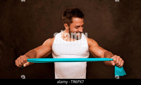 Culturista in formazione con il cinturino di ginnastica, Germania Foto Stock