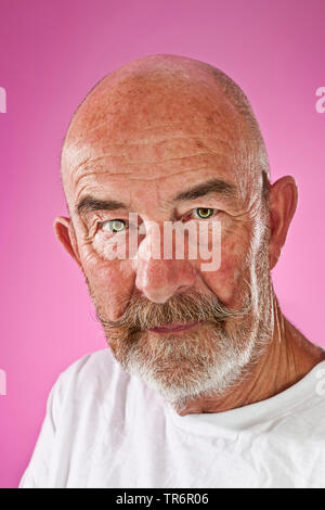 Il vecchio uomo con testa calva e barba grigia, in Germania, in Baviera Foto Stock