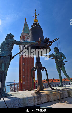 Piazza San Marco Itinerari Segreti di Palazzo Ducale, Mori figure sorprendente campana, Piazza San Marco, l'Italia, Venezia Foto Stock