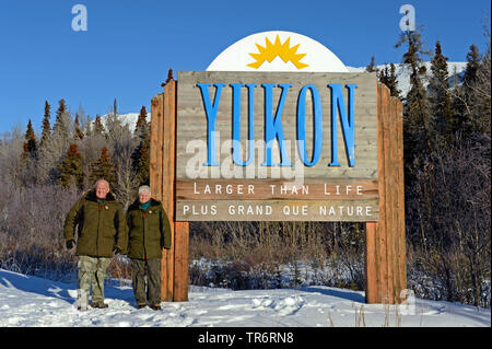 Due viaggiatori nel segno della regione Yukon, più grandi di vita, Plus Grand de natura, Canada, Yukon Foto Stock