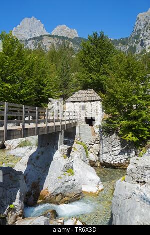 Il ponte e il vecchio mulino ad acqua al fiume Valbona, Albania, Albanische Alpen, Valbona Foto Stock