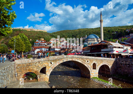 Città vecchia con pietra brdge oltre il fiume Bistrica, Sinan Pasha moschea e la fortezza in background, Kosovo, Prizren Foto Stock