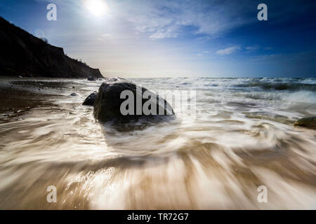 Boulder sul Mar Baltico beach a bassa sun, Germania, Meclemburgo-Pomerania, Weststrand am Darss, Prerow Foto Stock