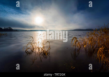 Lago di storage Talsperre Poehl al tramonto in inverno, in Germania, in Sassonia, Vogtland, Jocketa Foto Stock
