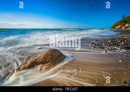 Boulder in il pompaggio del mar Baltico, Germania, Meclemburgo-Pomerania, Weststrand am Darss, Prerow Foto Stock