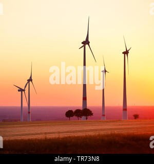 Centrali eoliche al tramonto, in Germania, in Renania settentrionale-Vestfalia, East Westfalia Foto Stock