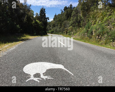 Okarito kiwi, Rowi, Okarito brown kiwi (Apteryx rowi), cartello stradale Okarito Kiwi vicino Okarito, Nuova Zelanda, Isola Meridionale, Okarito Foto Stock