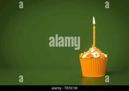 Orange tortina con candela che brucia davanti a uno sfondo verde Foto Stock