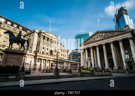 I percorsi del traffico al di fuori della Banca di Inghilterra, London, Regno Unito Foto Stock