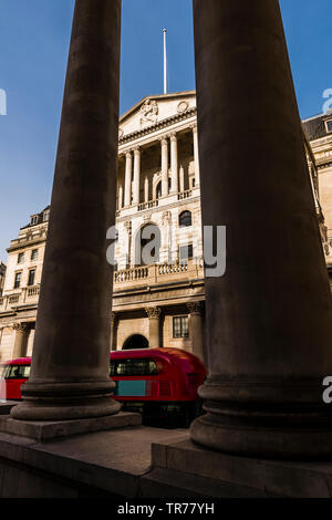 Red London bus al di fuori della Banca di Inghilterra, London, Regno Unito Foto Stock