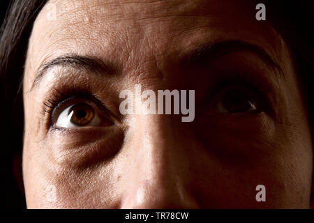 La texture della pelle agli occhi di donna di mezza età Foto Stock