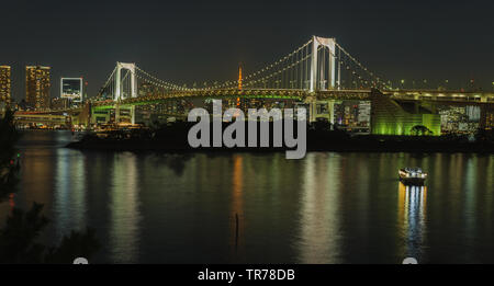 Vista iconico da Odaiba su Reinbow Bridge e la Torre di Tokyo illuminato nel centro della città di laccati. capitale alla sera, Ottobre 2018 Foto Stock