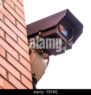 Si sta per essere guardato da vicino da una parete montata telecamera TVCC Foto Stock