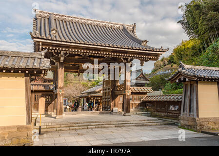 Dalla porta di Somon al Tempio di Kencho-ji, Kamakura, Kanagawa, Giappone Foto Stock