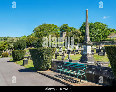 Monumenti di ponte Pateley cimitero con St Marys vecchia chiesa dietro il ponte Pateley North Yorkshire, Inghilterra Foto Stock