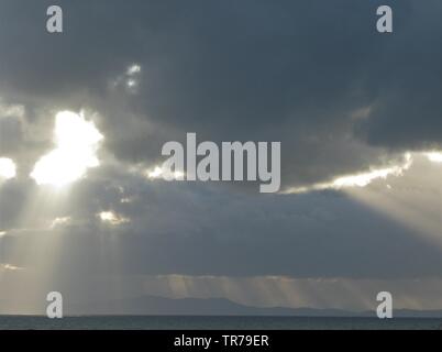 La luce del sole e le nuvole nel Solway Firth, Cumbria, England, Regno Unito Foto Stock