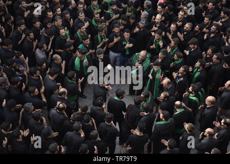 Sheea musulmani partecipano alle più grande funerale simbolico ogni anno.essi lutto per il loro terzo Imam che ha ucciso 14 secoli fa. Foto Stock