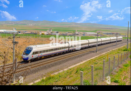 Polatli, Ankara, Turchia - 12 Gennaio 2019: Treno ad alta velocità (Yuksek Hizli Tren-YHT) di TCDD sulla strada Foto Stock