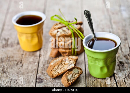 Due tazze di caffè italiani freschi cookies cantuccini e mandorla semi ructic sul tavolo di legno dello sfondo. La colazione italiana. Foto Stock