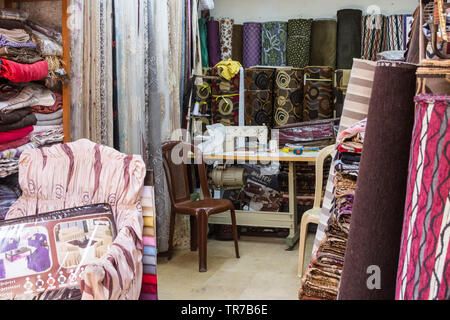 Vecchia macchina da cucire in una sartoria in Khan al-Khayyatin o sarti' caravanserai nella vecchia città di Tripoli, Libano Foto Stock