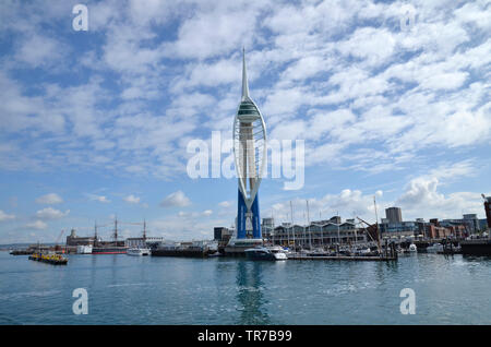 Emirati Spinnaker Tower, a 170 metri di torre di osservazione su Gunwharf Quays in Portsmouth Porto. Foto Stock