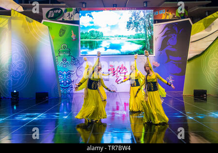 I ballerini dell'esemplare ensemble coreografico Sholpan si esibiscono al festival di Maskdance tenutosi ad Andong in Corea del Sud Foto Stock