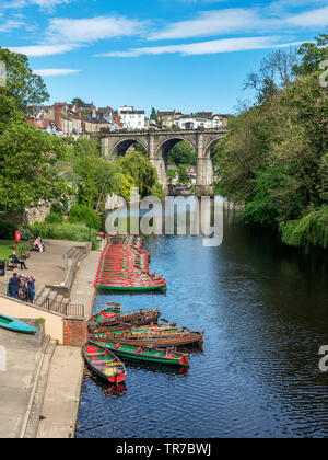 Barche a remi sul fiume Nidd e il viadotto dall alto ponte a Knaresborough North Yorkshire, Inghilterra Foto Stock