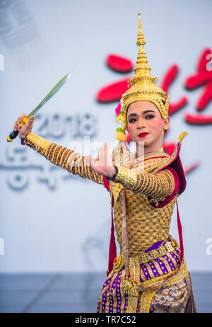 Ballerina tailandese che esegue la tradizionale danza tailandese Khon Foto Stock