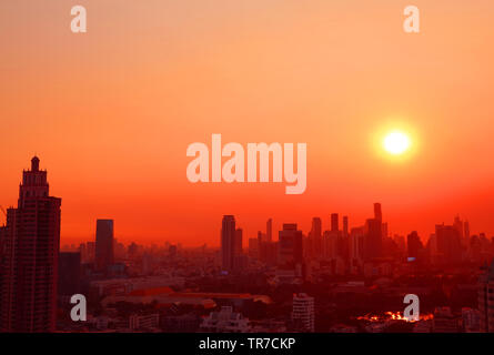 Meraviglioso tramonto sui grattacieli di vibrante rosso e arancione Foto Stock