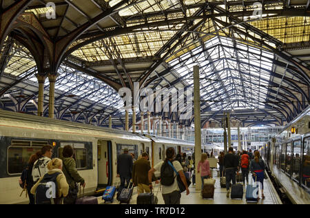 Dalla stazione di Liverpool Street, London Regno Unito, 14 giugno 2018. Passeggeri scendere dal treno e muoversi verso la sala principale. La tettoia di vetro characte Foto Stock