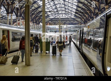 Dalla stazione di Liverpool Street, London Regno Unito, 14 giugno 2018. Passeggeri scendere dal treno e muoversi verso la sala principale. La tettoia di vetro characte Foto Stock