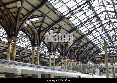 Dalla stazione di Liverpool Street, London Regno Unito, 14 giugno 2018. Passeggeri scendere dal treno e muoversi verso la sala principale. La tettoia di vetro characte Foto Stock