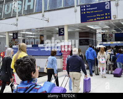 Dalla stazione di Liverpool Street, London Regno Unito, 14 giugno 2018. Passeggeri scendere dal treno e muoversi verso la sala principale: segni di benvenuto a Londra un Foto Stock