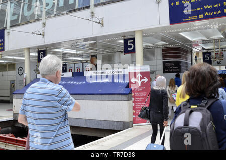 Dalla stazione di Liverpool Street, London Regno Unito, 14 giugno 2018. Passeggeri scendere dal treno e muoversi verso la sala principale: segni di benvenuto a Londra un Foto Stock