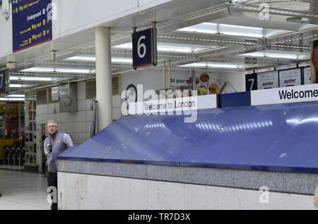 Dalla stazione di Liverpool Street, London Regno Unito, 14 giugno 2018. Passeggeri scendere dal treno e muoversi verso la sala principale: segni di benvenuto a Londra un Foto Stock