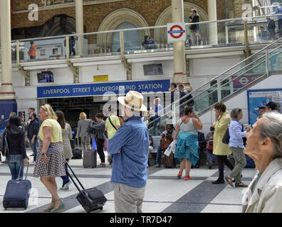 Dalla stazione di Liverpool Street, London Regno Unito, 14 giugno 2018. Passeggeri scendere dal treno e muoversi verso la sala principale: segni di benvenuto a Londra un Foto Stock