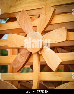 Forma scolpita in legno di fiori sullo sfondo del modello Foto Stock