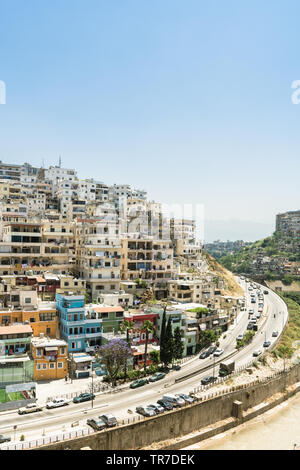 Cluster di edifici che coprono una piccola collina a Tripoli in Libano Foto Stock