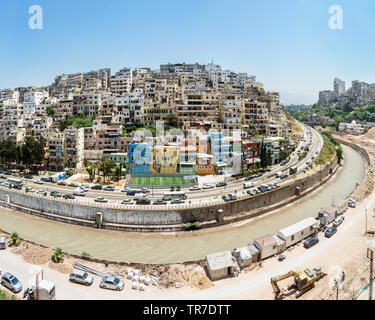 Cluster di edifici che coprono una piccola collina a Tripoli in Libano Foto Stock