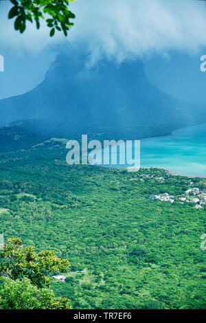 Le Morne montagna, sotto le nuvole vista aerea da Maurizio hill. Foto Stock