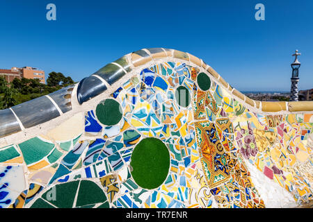Gaudí lavoro di mosaico nel banco a Park Guell, Barcellona, in Catalogna, Spagna Foto Stock