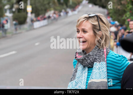26 maggio 2019 Sydney, Aust: neo eletto Membro Federale per la sede di Warringah, Zali Steggall incoraggia i giovani corridori al Balmoral masterizzazione di gara Foto Stock
