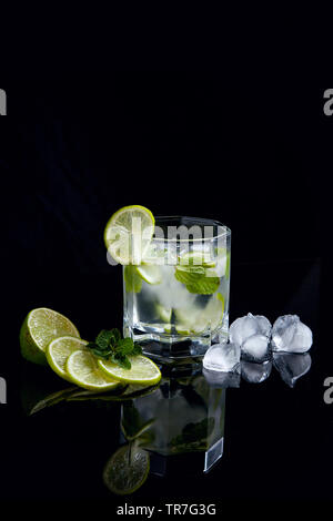 Il Mojito estate spiaggia rinfrescante cocktail tropicale in vetro con acqua di soda, il succo di lime e foglie di menta, zucchero, ghiaccio e il rum. Freschi cocktail estivi, a fette Foto Stock