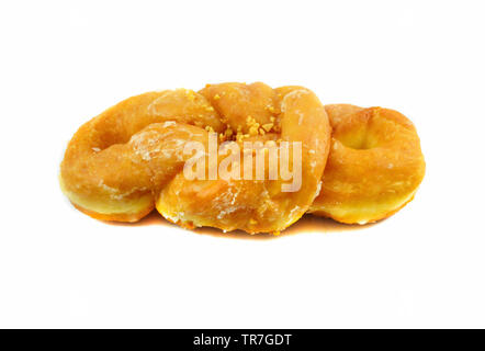 Ciambella dolci dessert cucinare in casa con lo zucchero e i dadi isolati su sfondo bianco Foto Stock