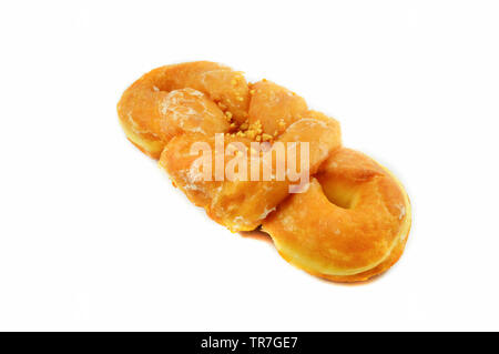 Ciambella dolci dessert cucinare in casa con lo zucchero e i dadi isolati su sfondo bianco Foto Stock