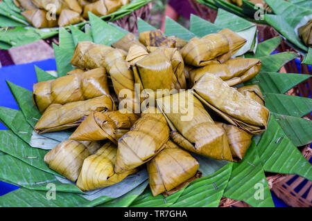 Thai dessert avvolto con foglie di banana cotta fatte dal riso appiccicoso , fagioli e banana dopo vapore Foto Stock