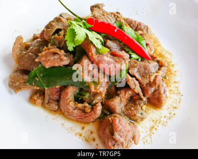 Piccante e speziato grigliate di carne Insalata di carne tailandese cibo locale / bollire le carni bovine Foto Stock
